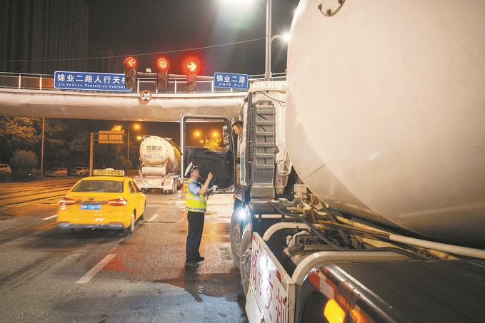 7月25日，陜西省西安市公安局交警支隊(duì)開展全市中重型貨車及面包車違法異地互查整治行動。孫崇明攝