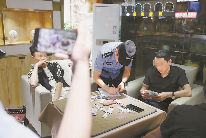 9月7日，云南省昆明市公安機(jī)關(guān)對棋牌室開展檢查。