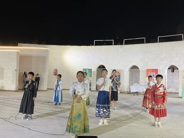 東方藝術(shù)文化館小朋友的詩朗誦表演。開羅中國文化中心供圖
