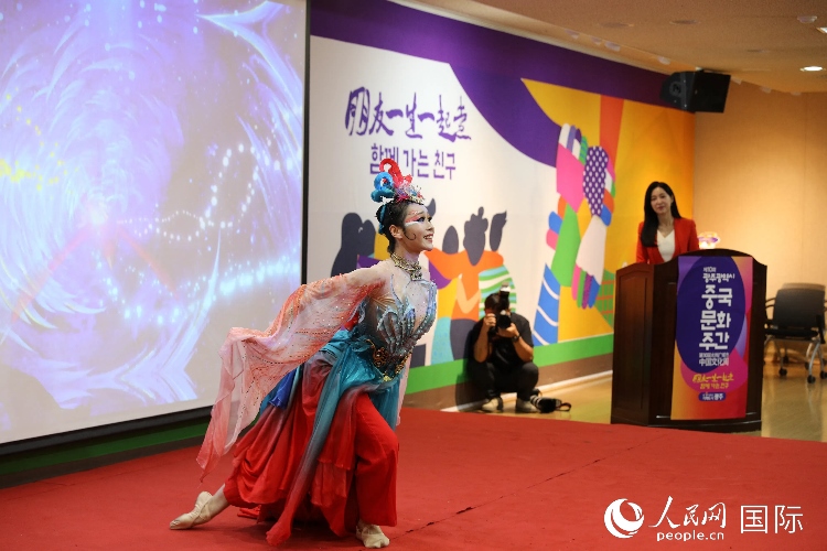 中國演員在中國文化周開幕式上表演舞蹈。人民網(wǎng)記者 莽九晨攝