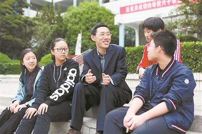 淮北市首批高層次人才儲備金獲得者、淮北市第一中學(xué)教師陳超（左三）在與學(xué)生交談?；幢笔形瞬殴ぷ骶止﹫D
