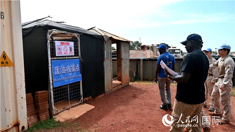 圖5 檢查廢棄油料收集點(diǎn)。王軍杰攝