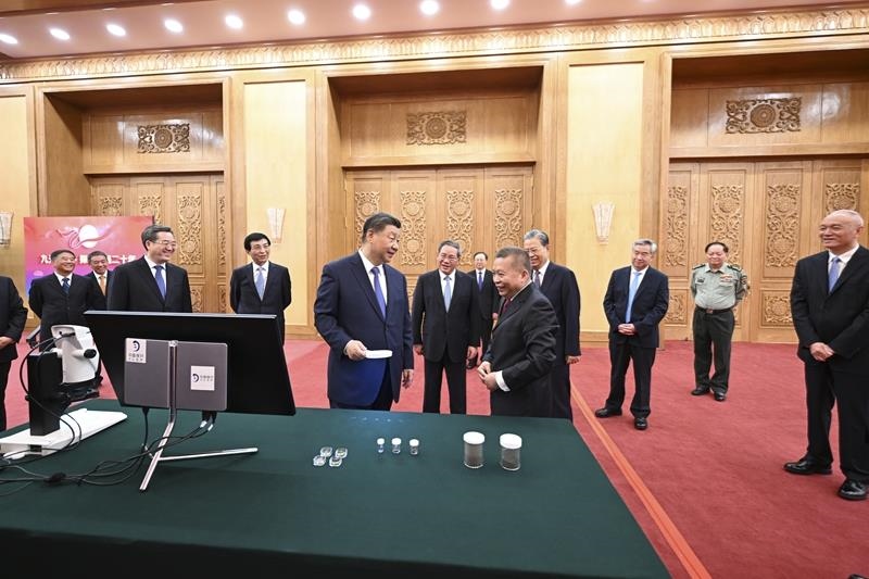 △2024年9月23日，習近平總書記等參觀月球樣品和探月工程成果展覽。