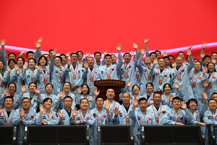 △2024年6月25日，嫦娥六號任務圓滿成功后，工作人員在北京航天飛行控制中心合影。