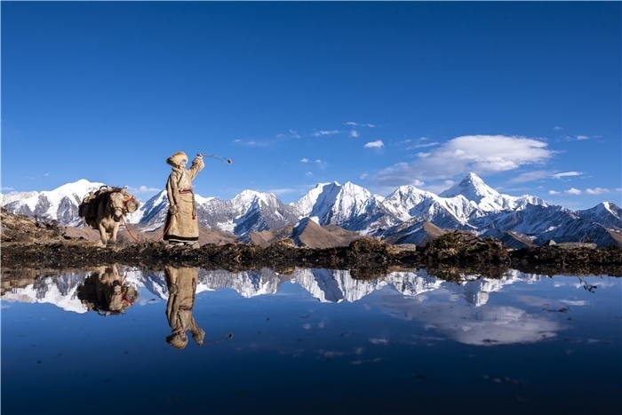 貢嘎山下的放牧人。林革文攝