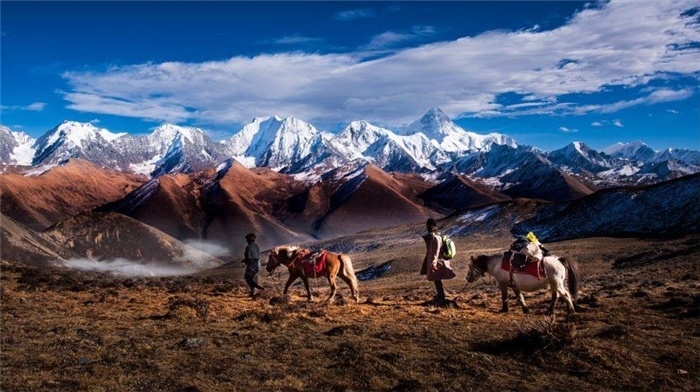 “守護貢嘎”是當(dāng)?shù)卮迕駱闼氐男拍詈妥园l(fā)的行動。圖為貢嘎山“馬背巡護隊”開展日常巡護工作 林革文攝