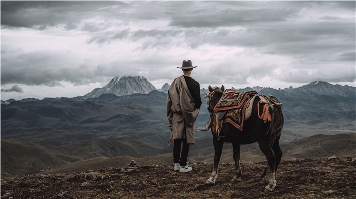 在康定八郎生都星空營地，村里的青年丹真德勒牽馬注視世代生活的家園。八郎村提供
