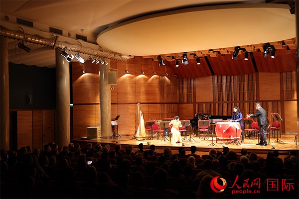 中國歌劇舞劇院的音樂家表演京劇曲牌《夜深沉》。人民網(wǎng)記者 禹麗敏攝