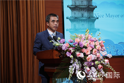 泉州市人民政府副市長(zhǎng)姚飛在“走進(jìn)中華文明——海絲印記 世遺泉州”主題人文交流活動(dòng)中致辭。人民網(wǎng) 王婧攝