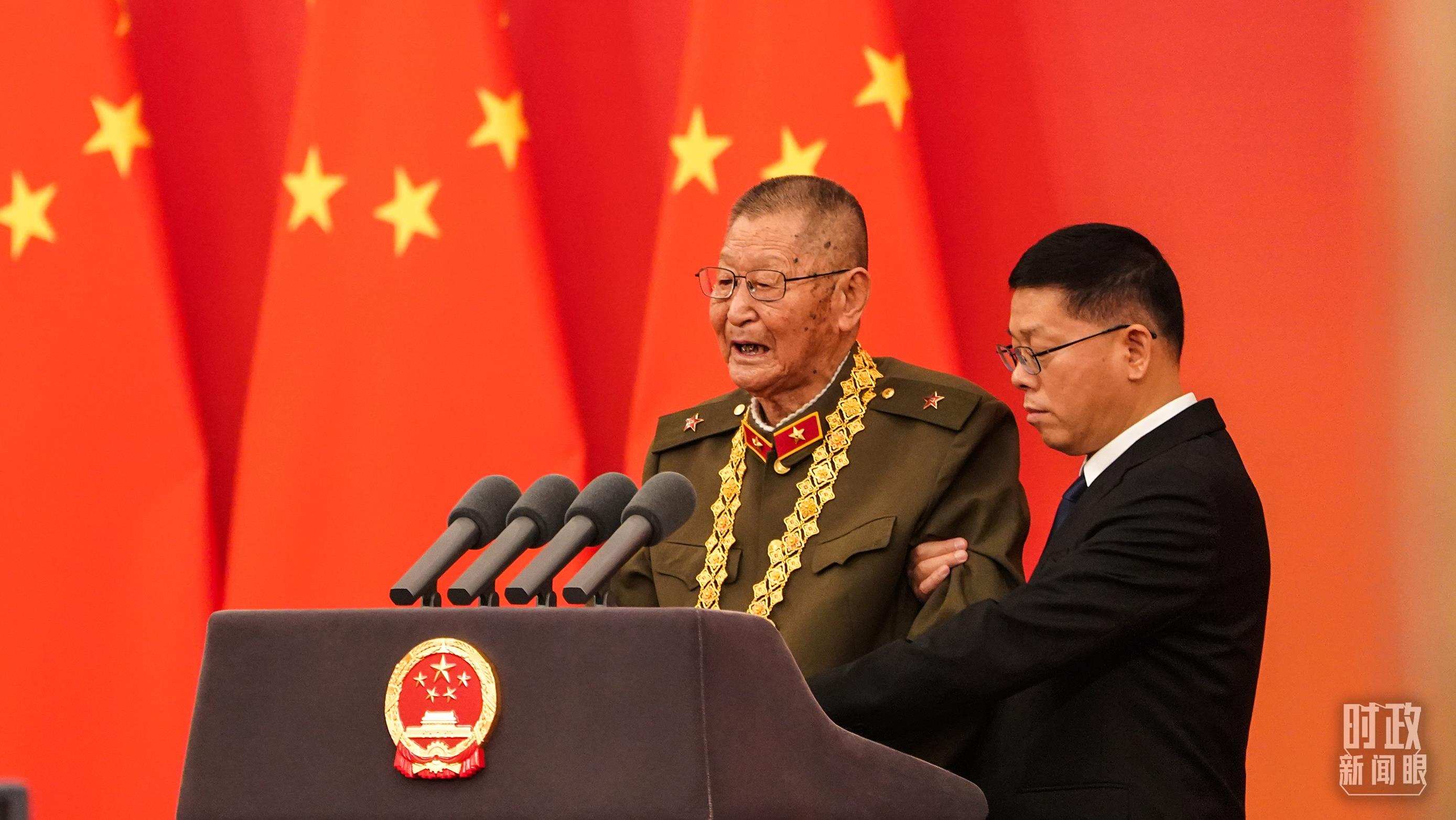 “共和國(guó)勛章”獲得者黃宗德在頒授儀式上發(fā)言。（總臺(tái)記者李晉拍攝）