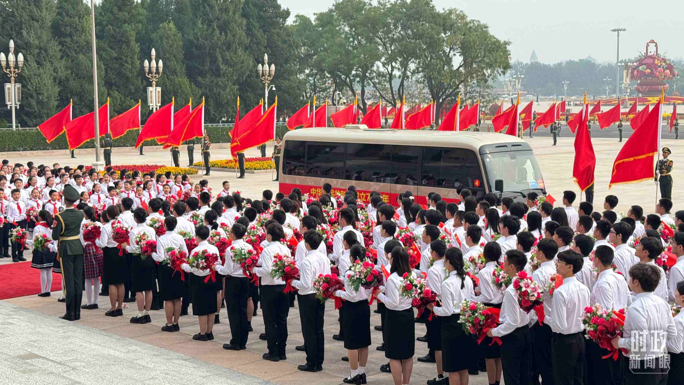 2024年9月29日，人民大會(huì)堂外，少先隊(duì)員列隊(duì)迎接英雄模范。（總臺(tái)央視記者蔣碩拍攝）