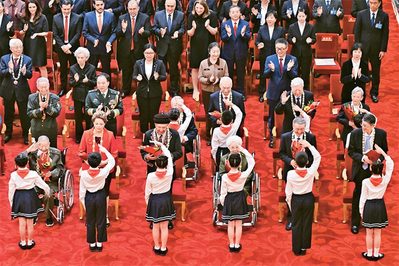 2024年9月29日，中華人民共和國(guó)國(guó)家勛章和國(guó)家榮譽(yù)稱號(hào)頒授儀式在北京人民大會(huì)堂隆重舉行。圖為少先隊(duì)員向國(guó)家勛章和國(guó)家榮譽(yù)稱號(hào)獲得者敬禮致意。 新華社記者 岳月偉/攝