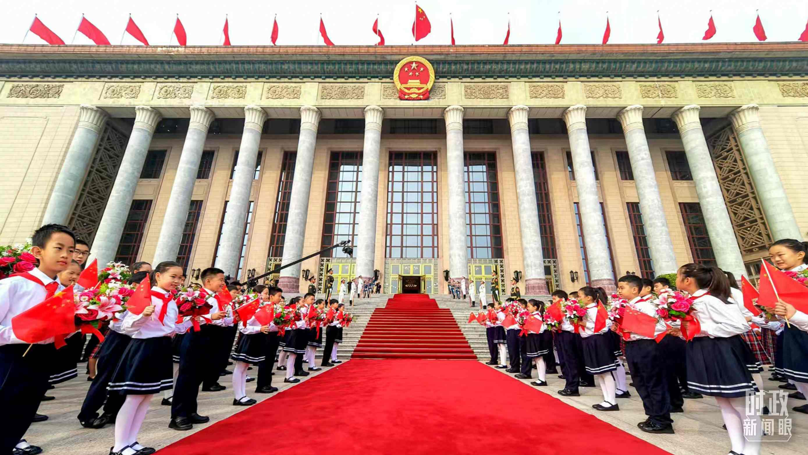 9月29日，人民大會(huì)堂外紅毯鋪就，迎接英雄模范。（總臺(tái)央視記者劉琦拍攝）