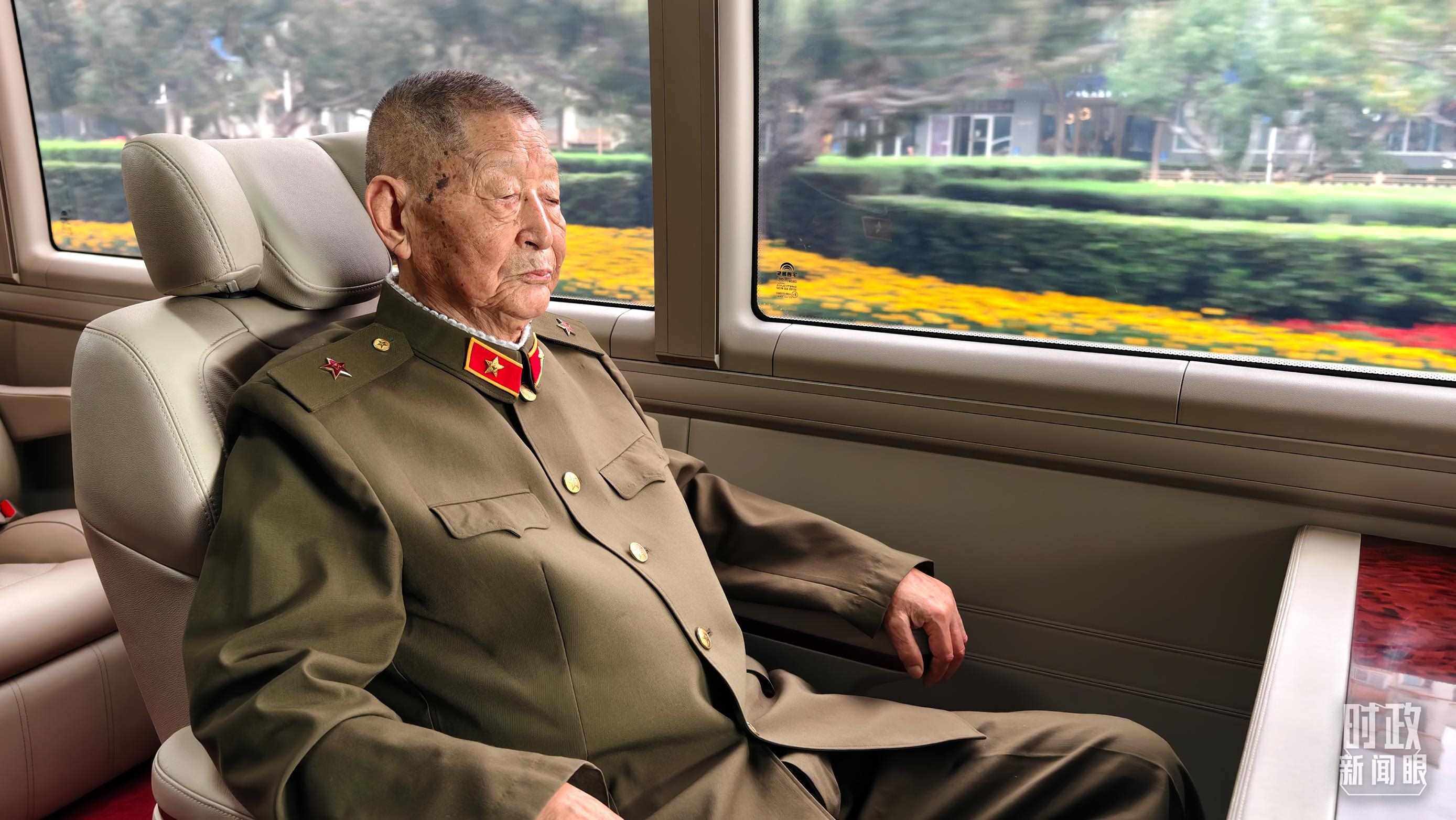 “共和國(guó)勛章”獲得者黃宗德乘坐禮賓車(chē)前往人民大會(huì)堂。（總臺(tái)央視記者胡瑋拍攝）