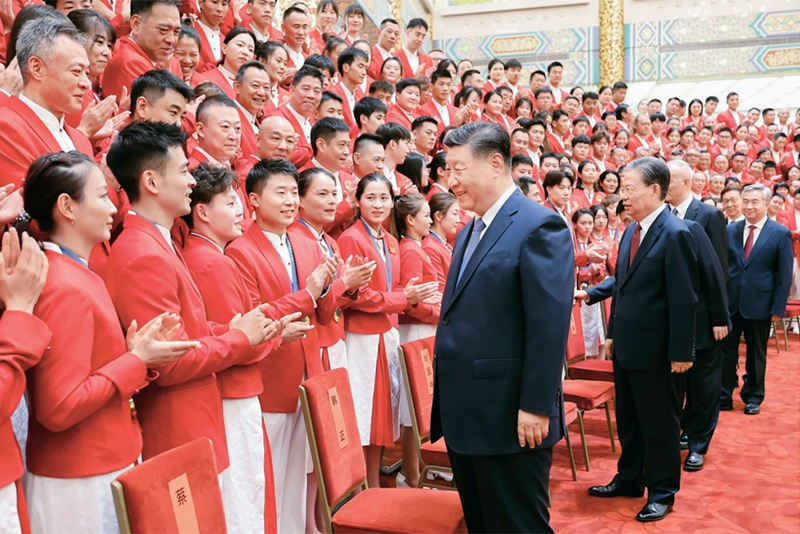 2024年8月20日，黨和國家領(lǐng)導(dǎo)人習(xí)近平、趙樂際、王滬寧、蔡奇、李希、韓正等在人民大會堂接見第33屆夏季奧林匹克運動會中國體育代表團全體成員。 新華社記者 鞠鵬/攝