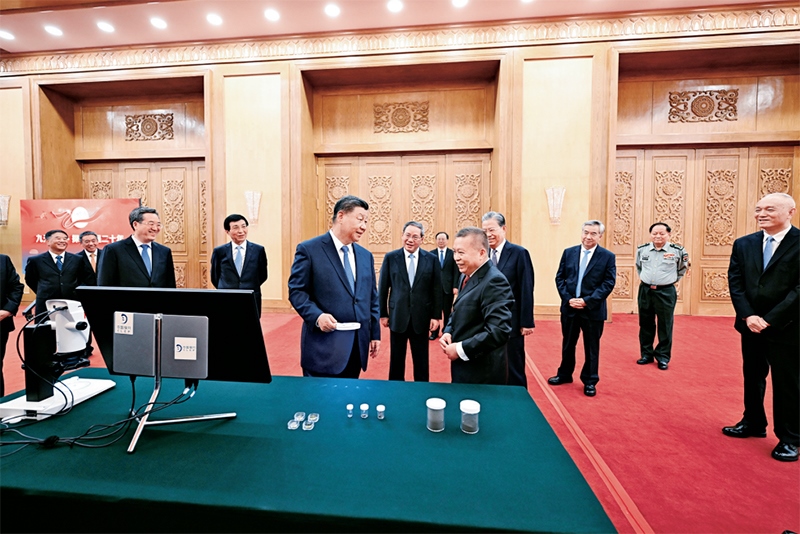 2024年9月23日，黨和國家領(lǐng)導(dǎo)人習(xí)近平、李強、趙樂際、王滬寧、蔡奇、丁薛祥、李希等在人民大會堂接見探月工程嫦娥六號任務(wù)參研參試人員代表并參觀月球樣品和探月工程成果展覽。這是習(xí)近平等參觀月球樣品和探月工程成果展覽。 新華社記者 謝環(huán)馳/攝
