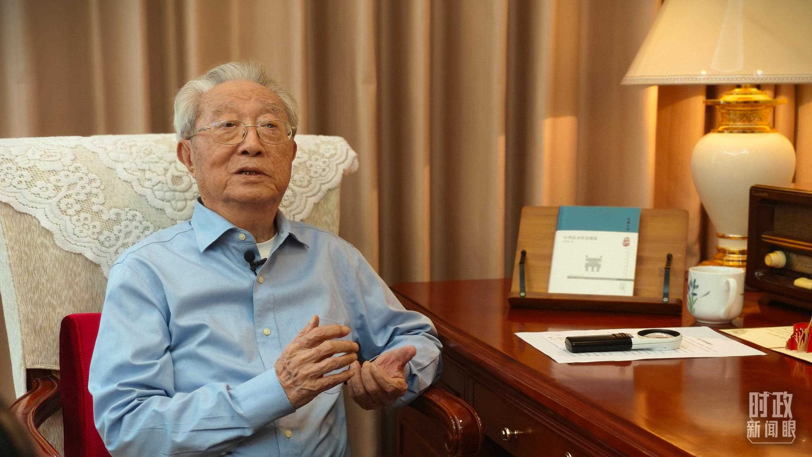 “人民教育家”國(guó)家榮譽(yù)稱(chēng)號(hào)獲得者張晉藩。（總臺(tái)央視記者李立拍攝）