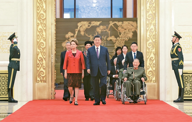 2024年9月29日，中華人民共和國國家勛章和國家榮譽稱號頒授儀式在北京人民大會堂金色大廳隆重舉行。中共中央總書記、國家主席、中央軍委主席習(xí)近平同國家勛章和國家榮譽稱號獲得者一同步入會場。 新華社記者 王曄/攝