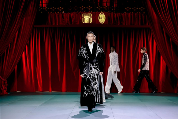 9月28日，模特在法國(guó)巴黎舉行的“2024巴黎·恭王府服飾秀”上展示服裝（主辦方供圖）