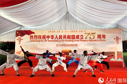 肯尼亞青年表演中國武術(shù)。人民網(wǎng)記者 黃煒鑫攝