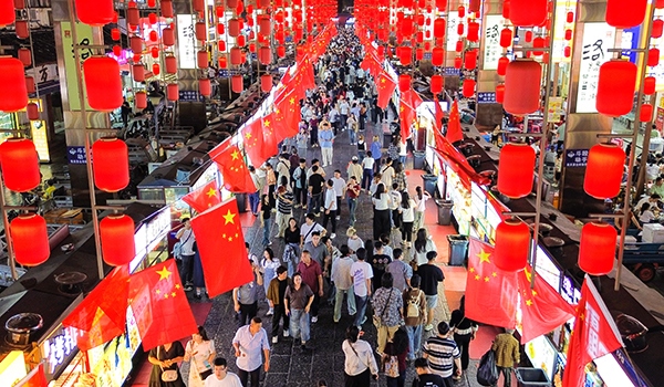 國慶臨近，河南省洛陽市老城歷史文化街區(qū)裝扮一新，國旗招展，處處洋溢著濃厚的國慶節(jié)日氛圍。來源：人民圖片網(wǎng)