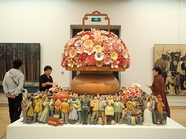 2024年9月28日，觀眾在中國美術(shù)館參觀“慶祝中華人民共和國成立75周年——第十四屆全國美術(shù)作品展覽進(jìn)京作品展”。杜建坡攝。來源：人民圖片網(wǎng)