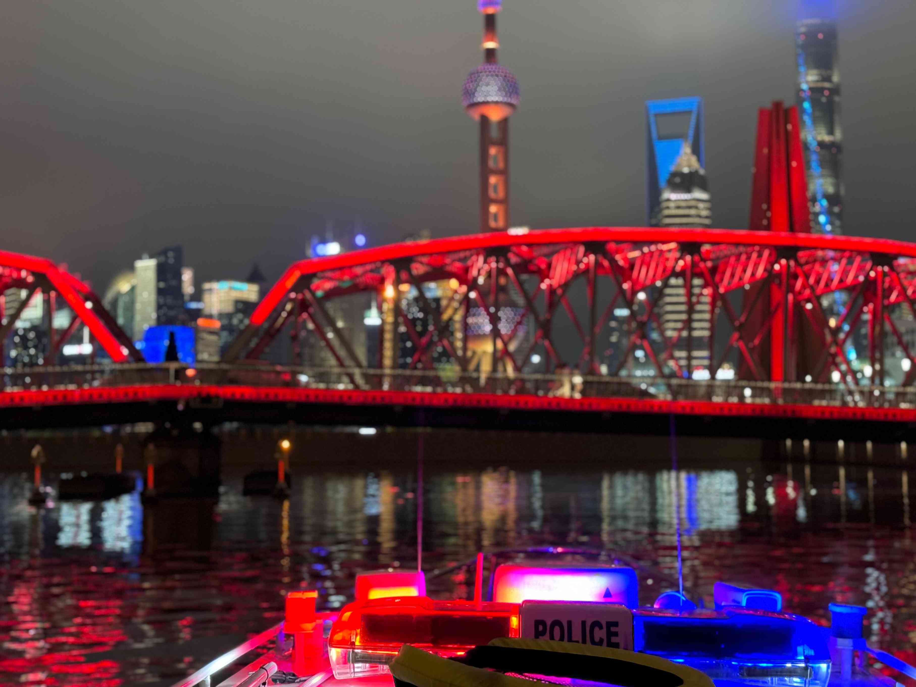 公安艇夜間巡邏。人民網(wǎng)記者 郝萍攝