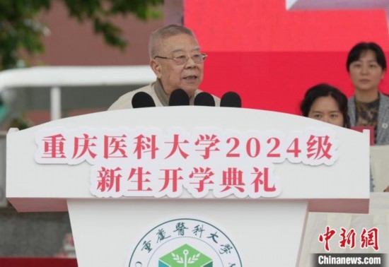 圖為陳宏礎(chǔ)教授為新生帶來(lái)“開(kāi)學(xué)第一課”。中新網(wǎng)記者 周毅 攝