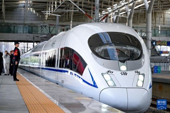 10月1日，由銀川開往惠農(nóng)的C8218次列車從銀川站駛出。
