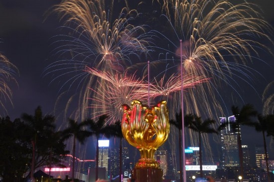 10月1日晚，香港國慶煙花匯演在維多利亞港舉行，慶祝中華人民共和國成立75周年。新華社記者 陳鐸 攝
