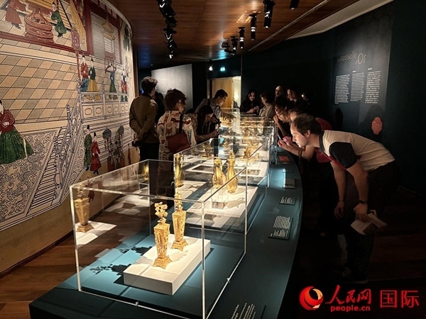 當?shù)赜^眾欣賞藏品。人民網(wǎng)記者 于超凡攝