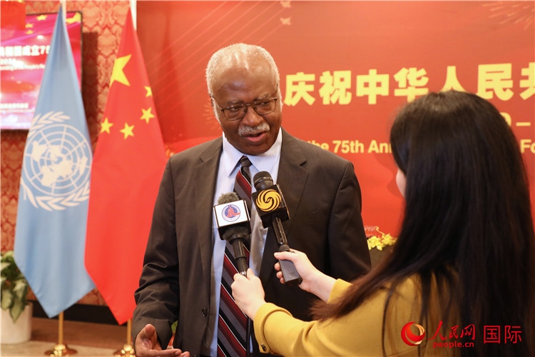 聯(lián)大主席菲勒蒙在招待會現(xiàn)場接受媒體采訪，他向中國政府和人民致以節(jié)日祝賀，表示中國的發(fā)展成就令人驚嘆。人民網(wǎng)記者 李志偉攝
