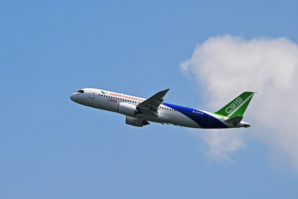 2024年2月18日，中國國產(chǎn)大型客機(jī)C919在新加坡航展開幕前進(jìn)行預(yù)演飛行。