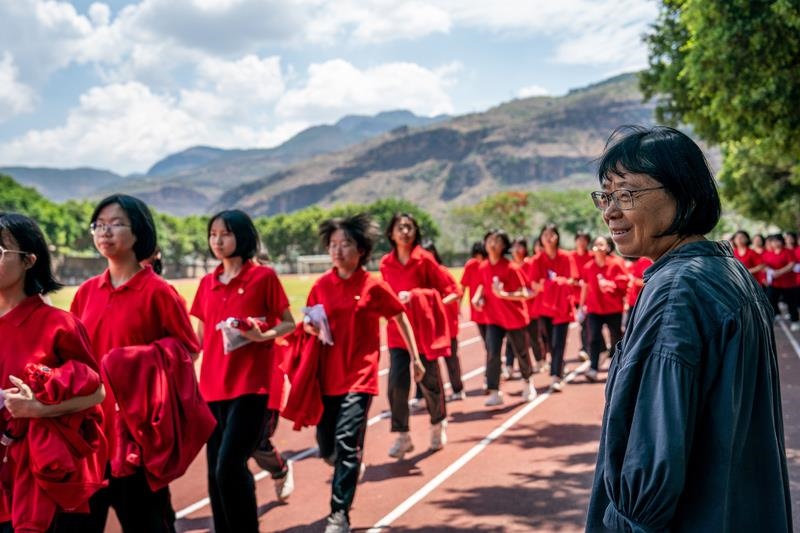 2024年6月7日，高考第一天，云南麗江華坪女高校長張桂梅組織走出考場的學(xué)生準(zhǔn)備返回學(xué)校。