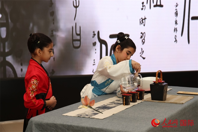 富查伊拉當(dāng)?shù)貙W(xué)校學(xué)生表演茶藝。人民網(wǎng)記者任皓宇攝