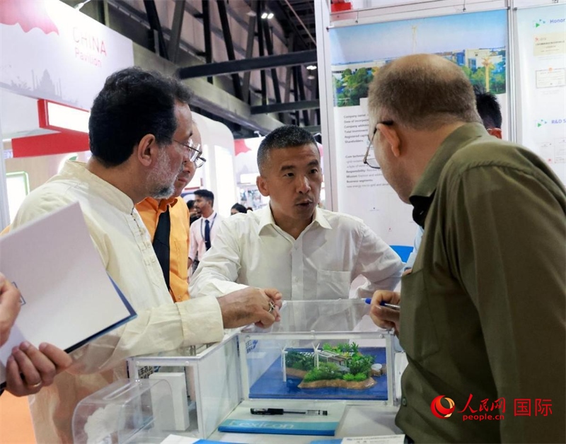 中企推出的綠色能源海水淡化系統(tǒng)吸引了參展商關(guān)注。人民網(wǎng)記者管克江攝