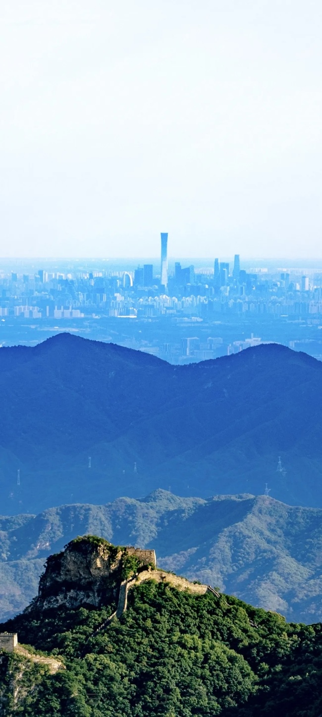 從長城上遠眺，北京中央商務區(qū)清晰可見。（攝影：魯夢晗 王佰龍）