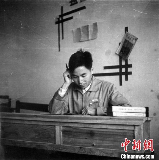 大學(xué)時期，龍樂豪在教室自習(xí)。(中國運載火箭技術(shù)研究院供圖)