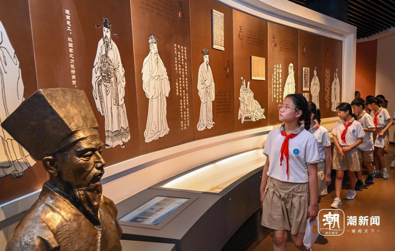 來自杭州市政苑小學(xué)的學(xué)生走進(jìn)浙江省檔案館“大寫浙江人”展廳，近距離“觸摸”歷史、走進(jìn)榜樣、聆聽故事，激發(fā)愛黨愛國愛家熱情。記者 董旭明 攝