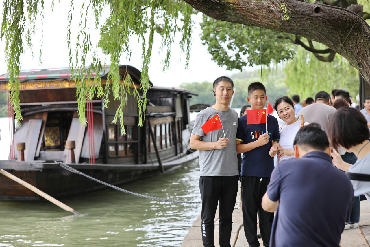 10月1日，市民在浙江省嘉興市南湖景區(qū)參加游園活動(dòng)。新華社發(fā) 金鵬 攝