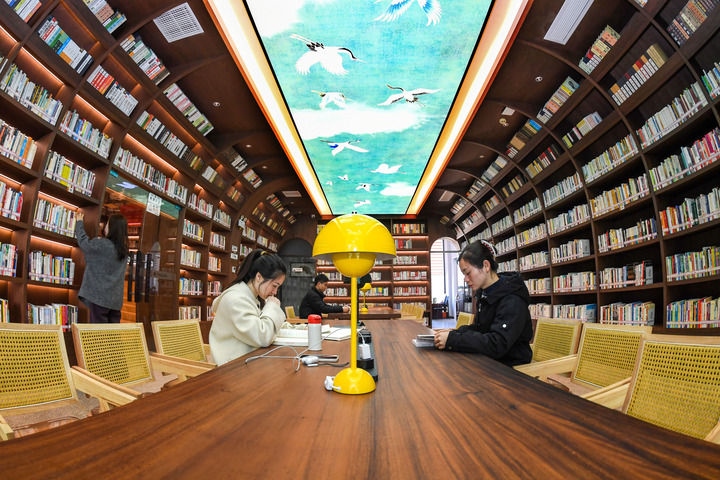 2024年1月4日，讀者在江西省宜春市袁州區(qū)珠泉街道獅子山公園城市書房內(nèi)閱讀、學(xué)習(xí)。新華社發(fā)（周亮 攝）