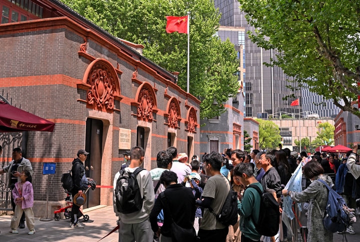 2024年5月3日，游客在位于上海的中共一大會址前參觀。新華社記者 劉穎 攝