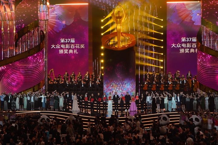 2024年8月4日，在四川成都，第37屆大眾電影百花獎獲獎?wù)吆痛蟊娫u審在舞臺上合影。新華社記者 唐文豪 攝