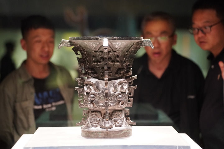 2024年5月9日，游客在陜西寶雞青銅器博物院內(nèi)參觀西周文物何尊。新華社記者 邵瑞 攝
