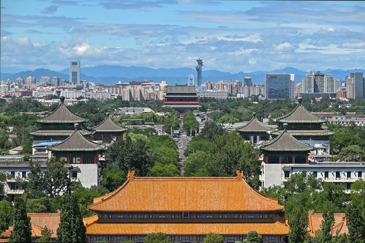 從景山上沿著北京中軸線向北眺望鼓樓（2024年8月12日攝）。新華社記者 李鑫 攝