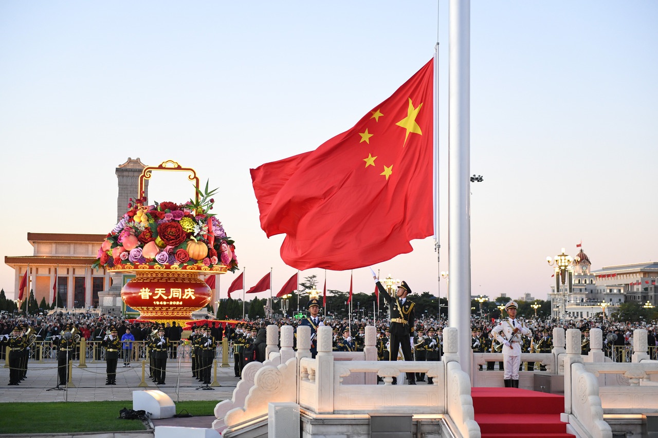 10月1日清晨，隆重的升國旗儀式在北京天安門廣場舉行，慶祝中華人民共和國成立75周年。新華社記者 陳鐘昊 攝