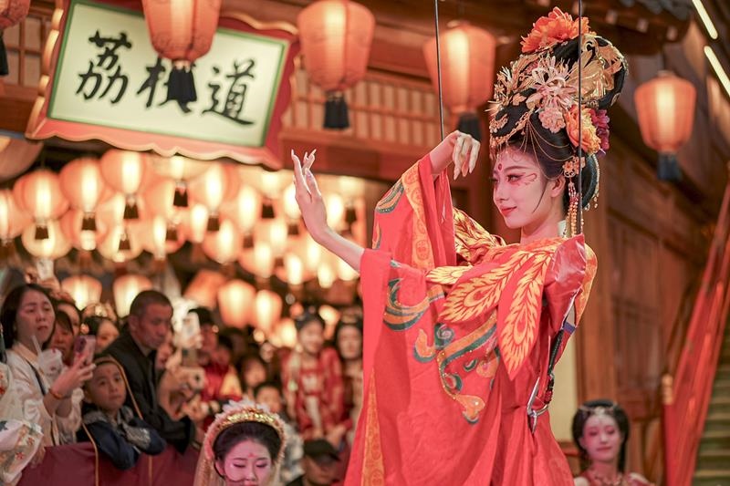 △2024年10月2日，陜西省西安市長(zhǎng)安十二時(shí)辰主題街區(qū)的“唐潮”系列沉浸式表演。