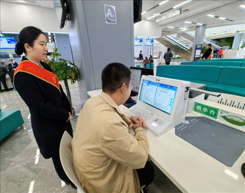 湖北省赤壁市市民在辦事人員的指導(dǎo)下填寫相關(guān)信息。圖片來源：人民網(wǎng)湖北頻道