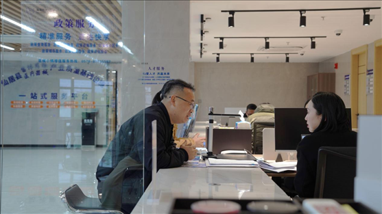 浙江省臺州市辦事群眾在政務(wù)服務(wù)中心咨詢業(yè)務(wù)辦理相關(guān)問題。圖片來源：人民網(wǎng)浙江頻道