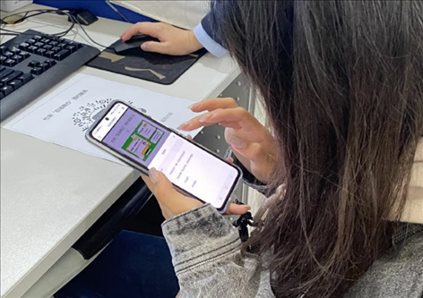 趙女士用手機(jī)掃碼預(yù)約幫辦服務(wù)。圖片來源：微信公眾號(hào)“上海市普陀區(qū)政務(wù)服務(wù)中心”